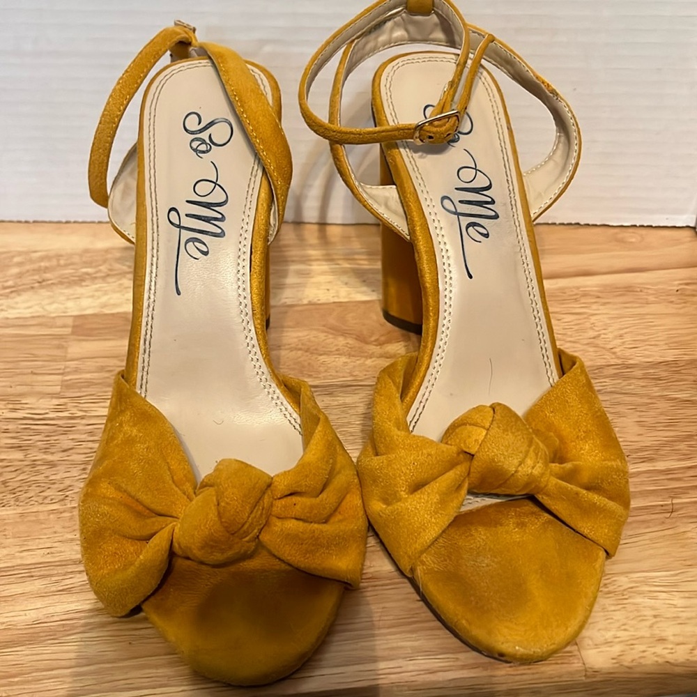 So me size 8.5 gold 5” heeled dress shoe. Gently worn